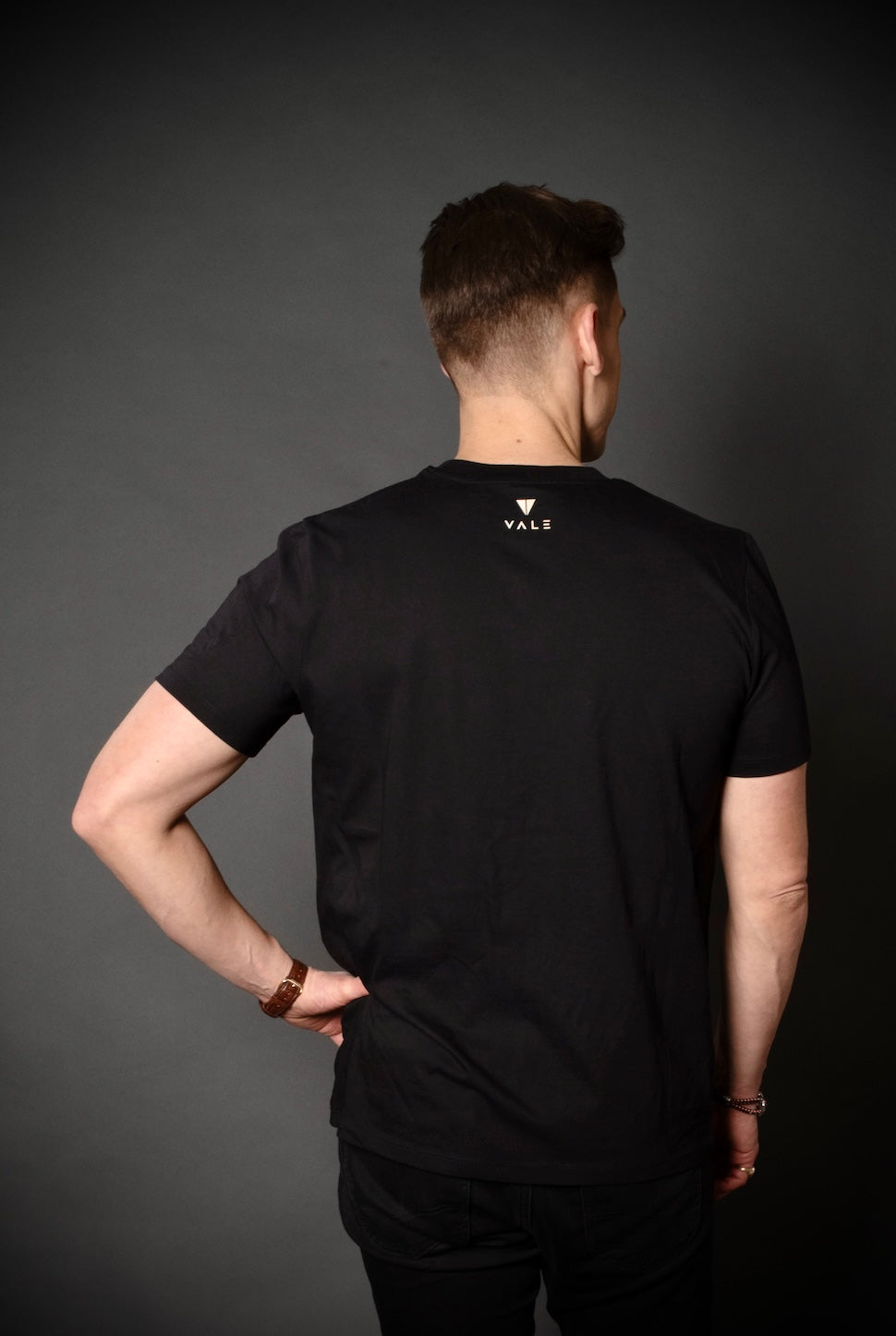 VALE Clothing x Pyry Laakso unisex musta T-paita